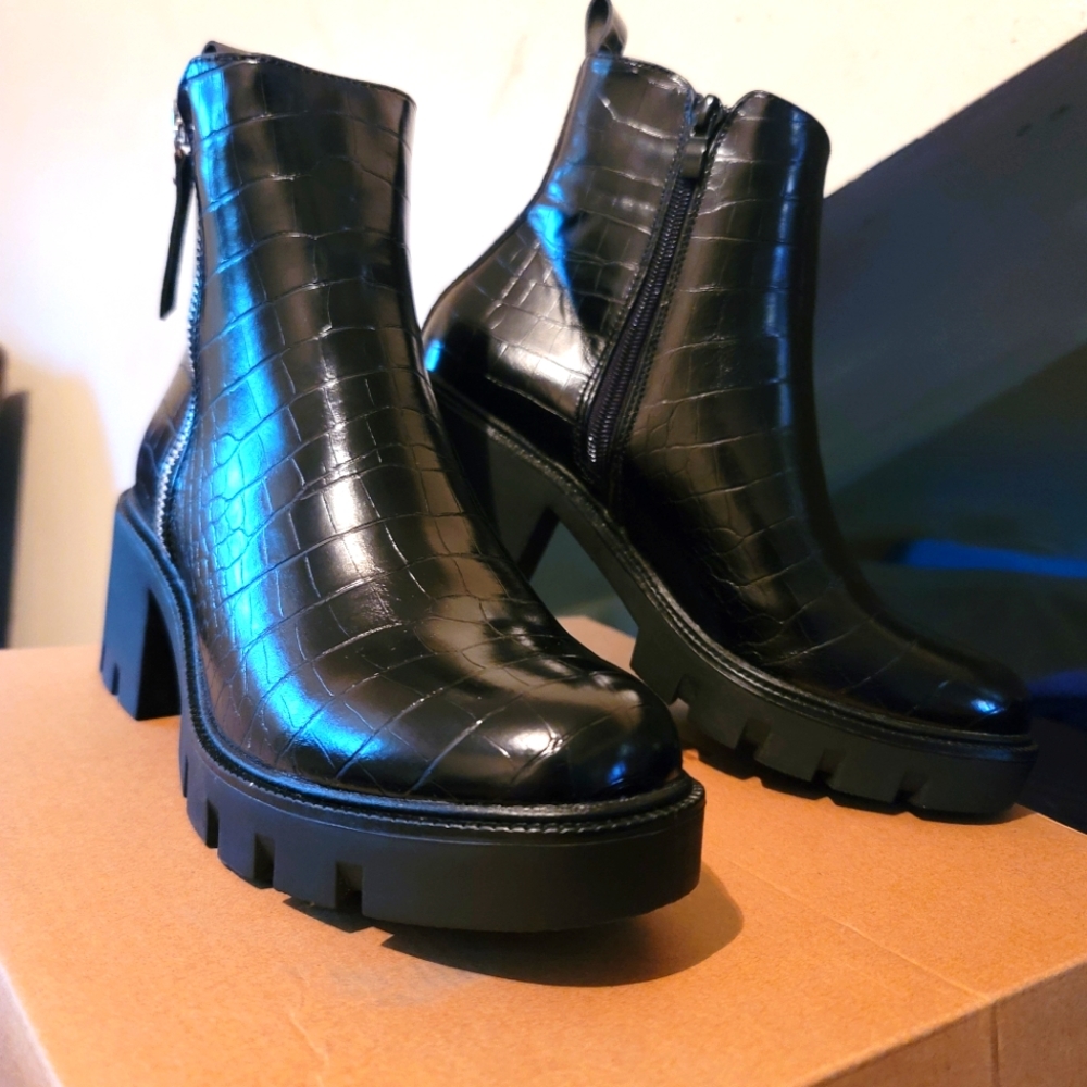 NWT Steve Madden Platform Heel Boot